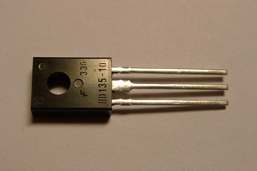 BD135: Un transistor simple bipolaire pour les amplificateurs audio