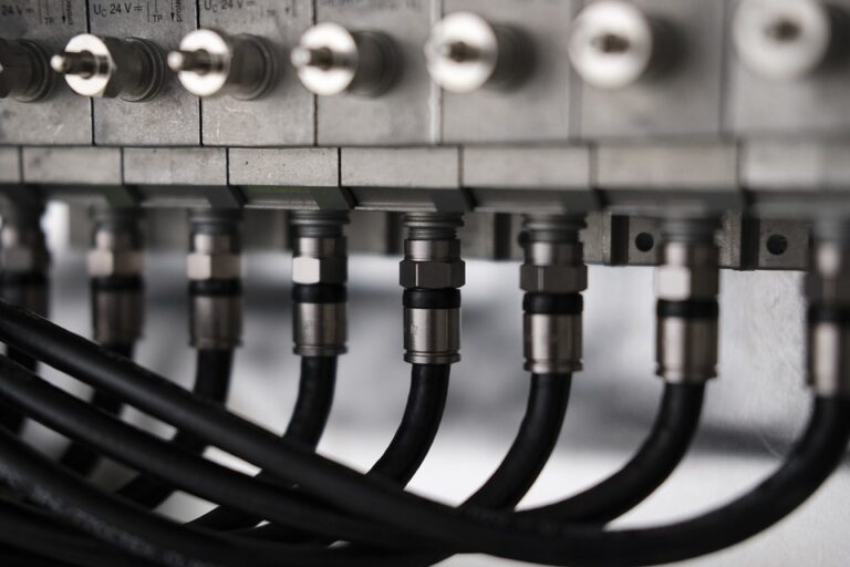 Les montages électroniques avec des connecteurs appropriés